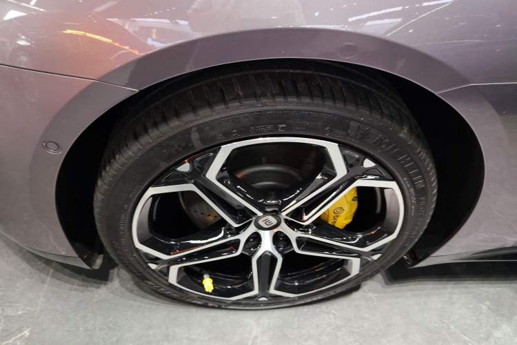 Used Xiaomi Auto SU7 2024 Rear-Drive Ultra-Long Range Advanced Pro-Level Intelligent Driving Version Left Front Wheel Hub