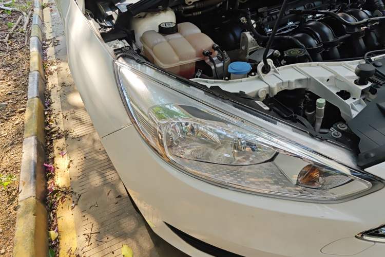 Used Ford Focus 2018 Sedan Classic 1.6L Automatic Comfort Plus Smart Drive Version Right Front Headlight