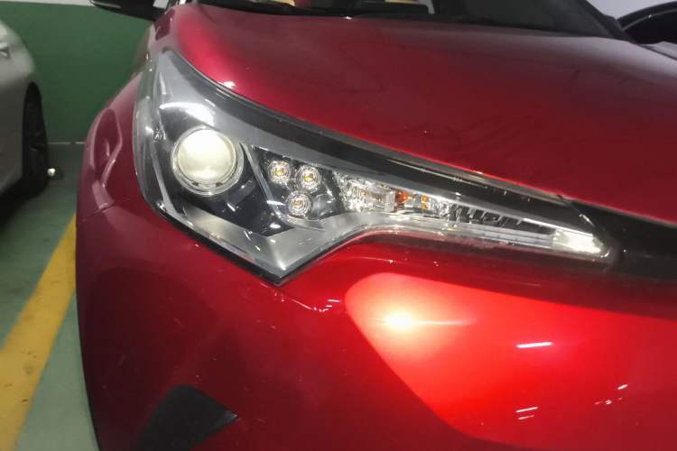Used Toyota C-HR 2018 2.0L Leading with Sunroof China VI Standard Right Front Headlight