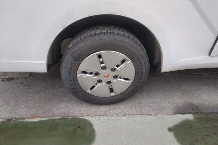 Used Wuling Yangguang 2024 300km Comfort Version with Sealed Windows 60kW Right Rear Wheel Hub