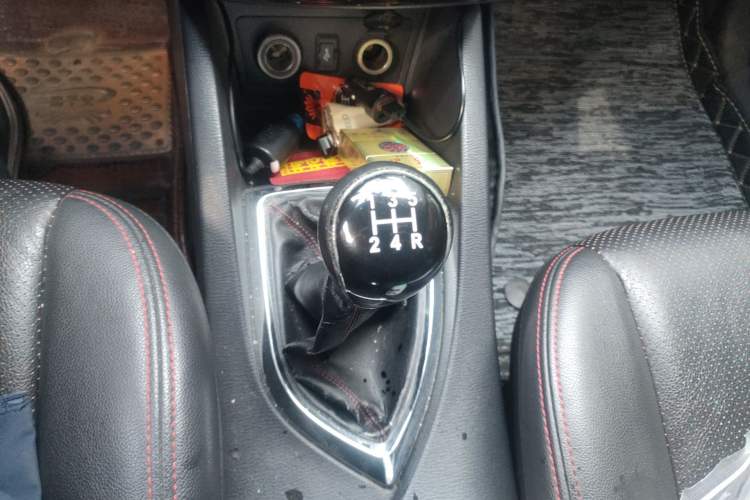 Used CHANGAN KAICHENG Oushang A600 2016 1.5L Manual Luxury 7-Seater Gear Lever