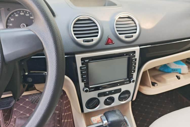 Used Volkswagen Lavida 2011 2.0L Automatic Premium Edition Audio And AC Panel