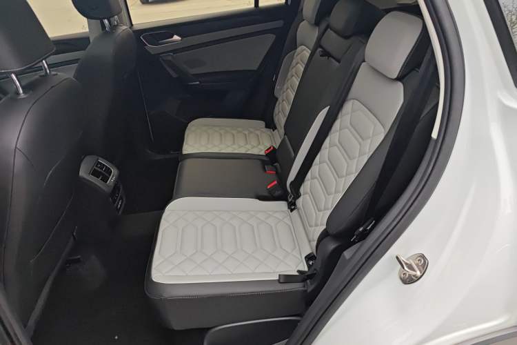 Used Volkswagen Tayron 2024 300TSI Two-Wheel-Drive Luxury Plus Advanced Version Left Rear Seat