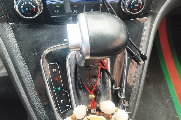 Used Haval H6 2016 Upgraded Model 1.5T Automatic Two-Wheel Drive Elite Version Gear Lever