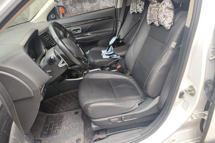 Used Mitsubishi Outlander 2018 2.4L 4x4 Elite Edition 5 Seats Left Front Seat