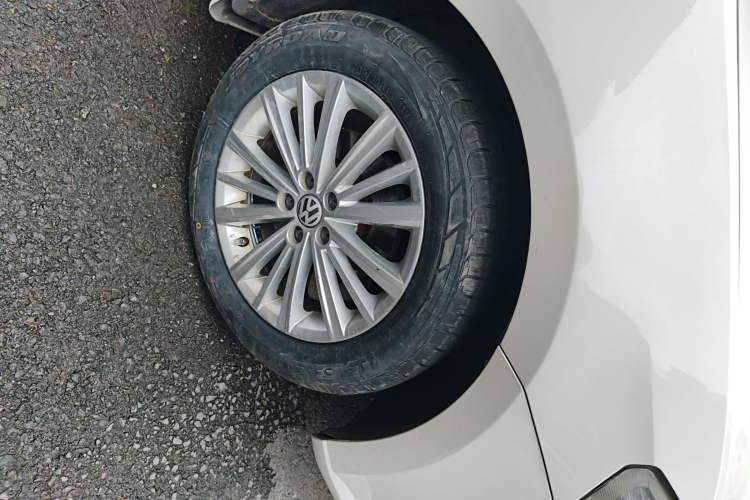 Used Volkswagen Gran Lavida 2014 1.6L Automatic Sport Edition Right Front Wheel Hub