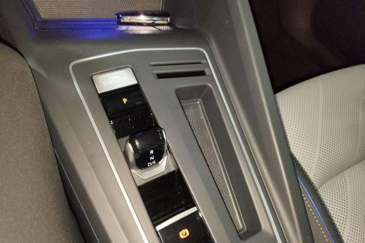 Used Volkswagen Golf 2025 300TSI R-Line Gear Lever