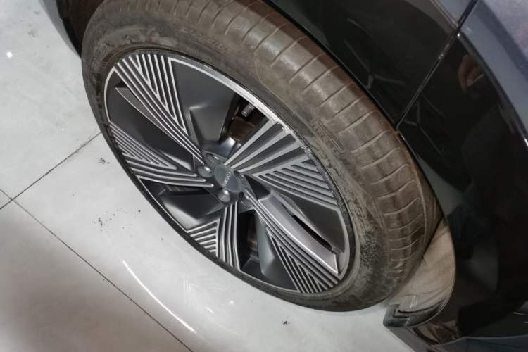 Used Lynk & Co 08 EM-P 2025 220 km All-Wheel-Drive Performance Halo Exterior 5