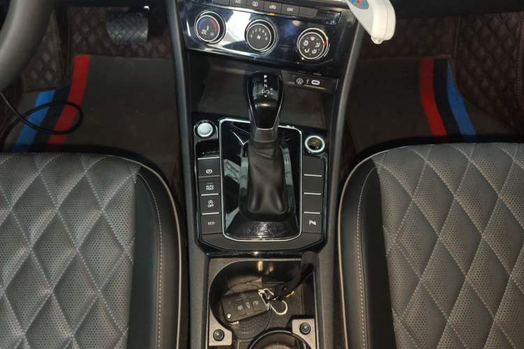 Used Volkswagen Sagitar 2023 300TSI DSG Excellence Edition Gear Lever