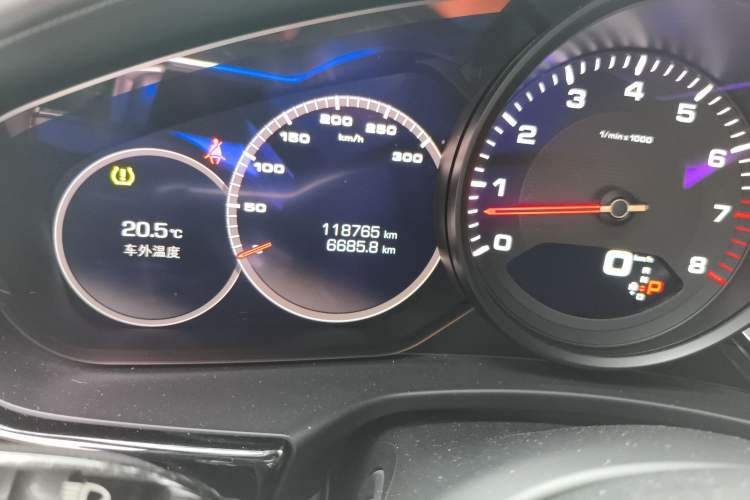 Used Porsche Panamera 2019 Panamera 2.9T Odometer Close Up