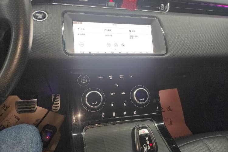 Used Land Rover Range Evoque 2020 249 PS R-DYNAMIC S Black Edition Sport Version Audio And AC Panel