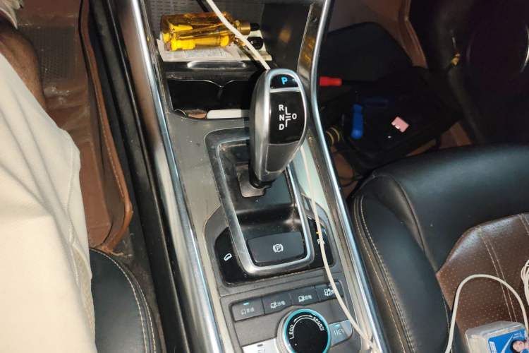 Used BYD Song New Energy 2017 Song DM 1.5TID All-Wheel Drive Luxury Model Gear Lever