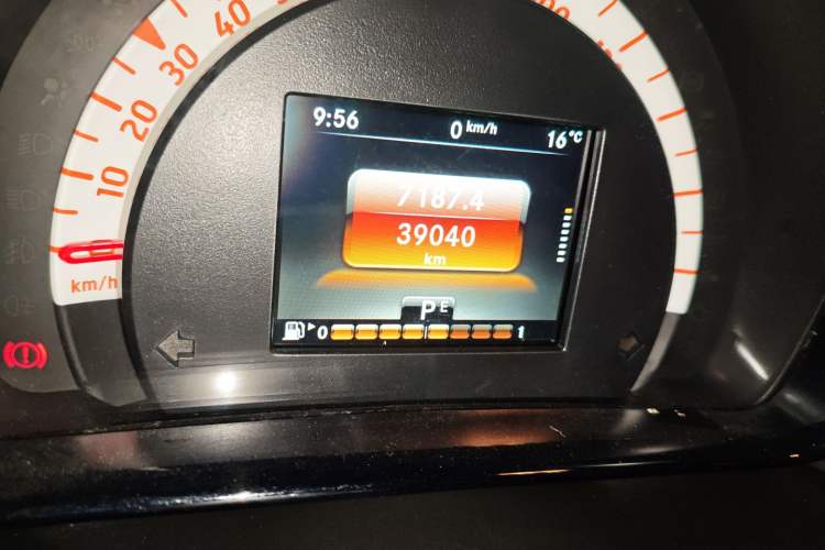 Used smart fortwo 2019 0.9T 66kW Hardtop Engine Version China VI Emission Standard Odometer Close Up