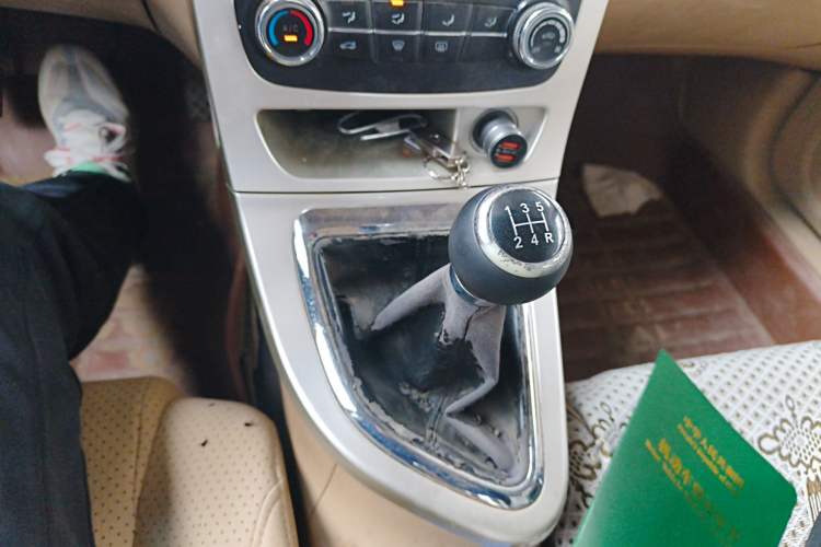 Used Brilliance H330 2013 1.5L Manual Luxury Model Gear Lever