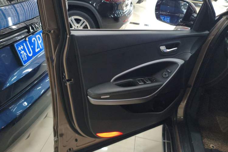 Used Hyundai Santa Fe 2017 2.0T Automatic Two-Wheel Drive Smart Version 7 Seats
