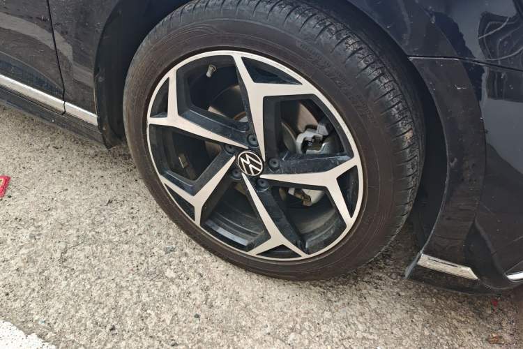 Used Volkswagen Magotan 2023 2 Million Units Commemorative Edition 330TSI DSG Luxury Version Right Front Wheel Hub