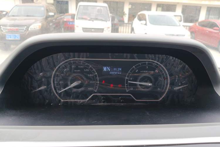 Used SAIC MAXUS Xintu V80 2023 2.0T AMT Classic Aoyuntong Short Wheelbase Ultra-Low Roof 5/6-Seater
