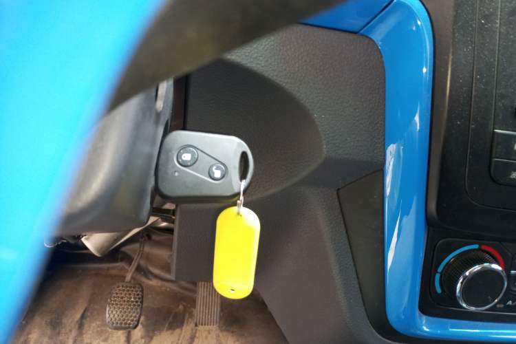 Used SRM New Energy T5L EV 2023 Standard Model 3.8-meter Cargo Box Flatbed Truck 55.7 kWh Interior 1