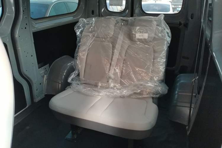 Used SAIC MAXUS Dana V1 2025 V1+ Short Wheelbase Low-Roof Multi-Function Version (42 kWh)