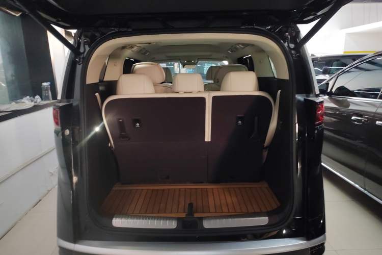 Used Denza D9 2024 DM-i 1050 Luxury Model
