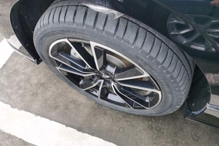 Used VOYAH PASSION 2024 PHEV Four-Wheel Drive Ultra-Long Range Flagship Model Left Front Wheel Hub