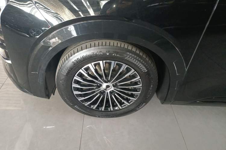 Used Denza D9 2024 DM-i 1050 Luxury Model
