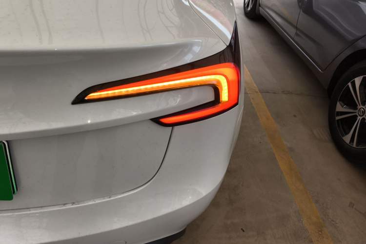 Used Tesla Model 3 2023 Long-Range All-Wheel-Drive Version Right Rear Taillight