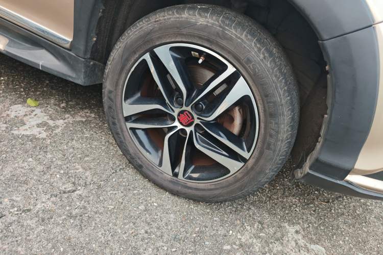 Used BYD Tang New Energy 2015 2.0T Four-Wheel-Drive Flagship Model Right Front Wheel Hub