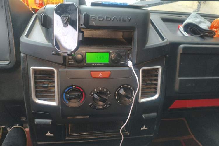 Used Iveco Daily 2021 2.5T A35 M1 Passenger Van 5-9 Seater Short Wheelbase Mid-Roof Design Dual Tires Side Sliding Door