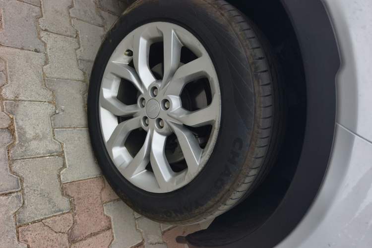 Used Land Rover Discovery Sport 2018 240 PS HSE Version Right Front Wheel Hub