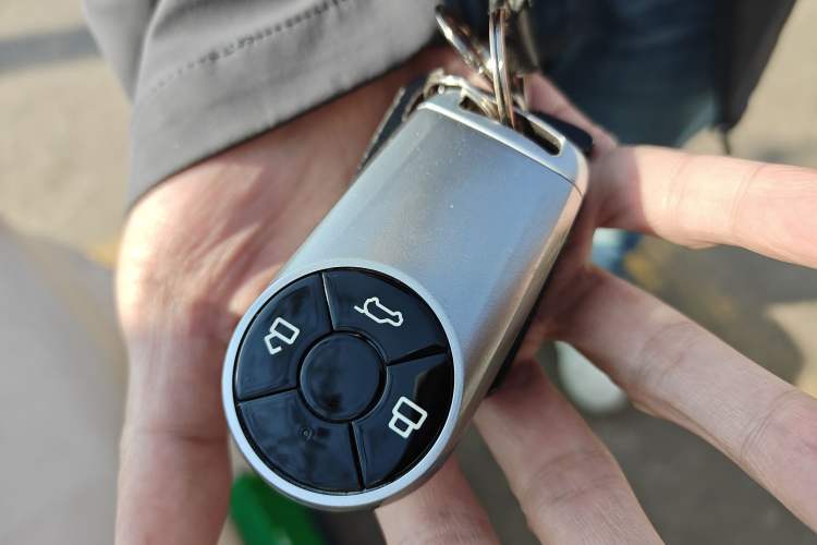 Used ORA Good Cat 2023 401 km Standard Range Premium Version Lithium Iron Phosphate Vehicle Key