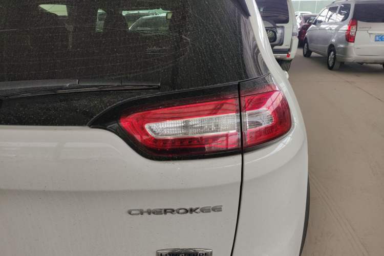 Used Jeep Cherokee 2016 2.0L Superior Edition