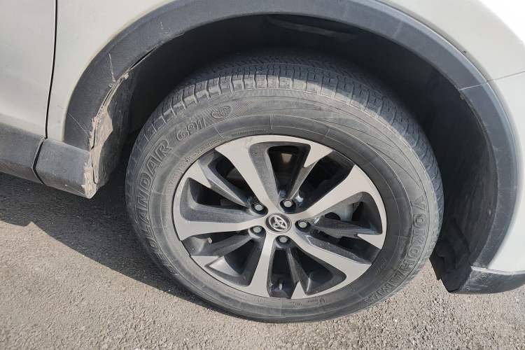 Used Toyota RAV4 2019 2.0L CVT Two-Wheel Drive Luxury Version China VI Standard Right Front Wheel Hub