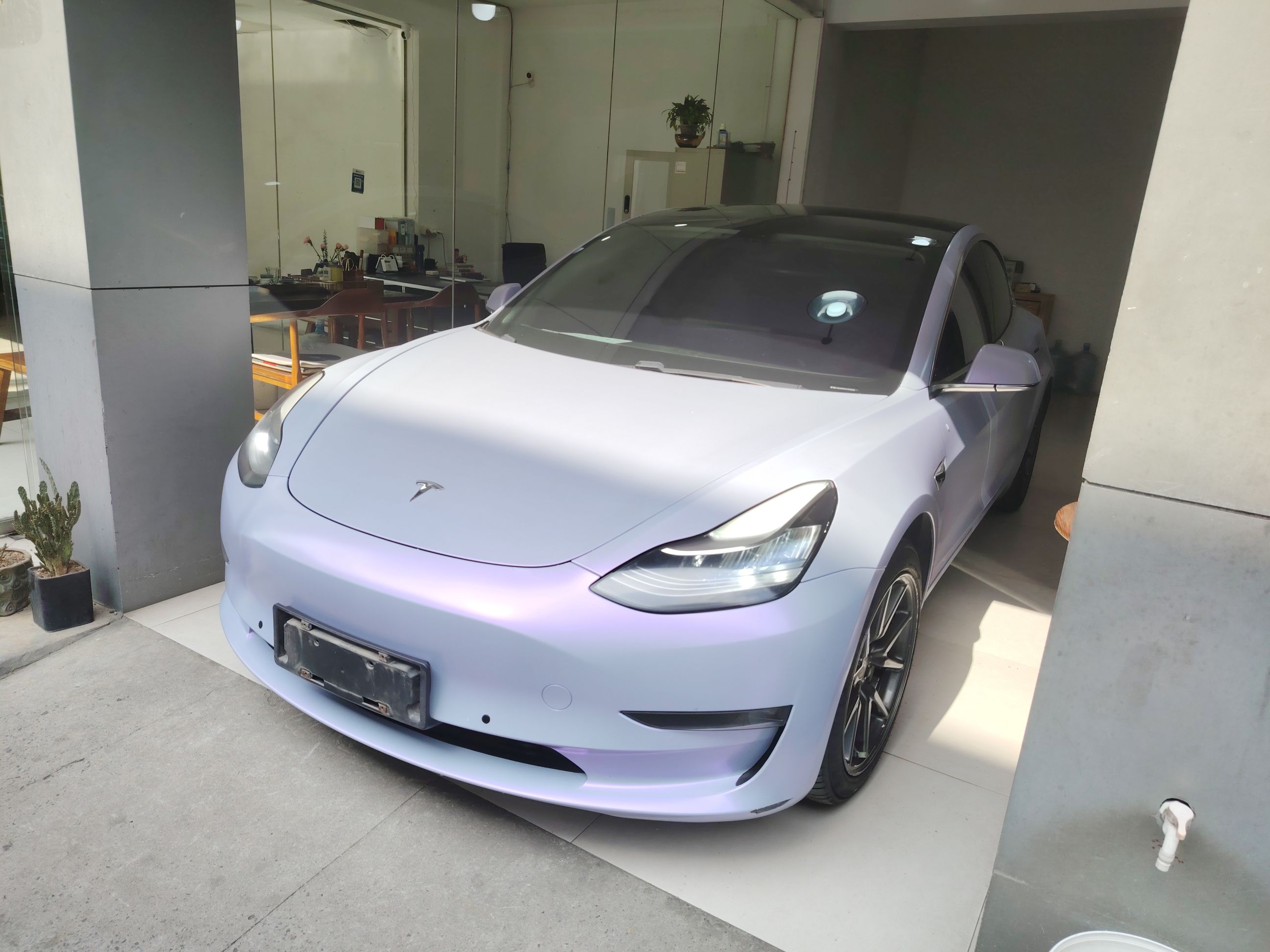 Под передней частью автомобиля