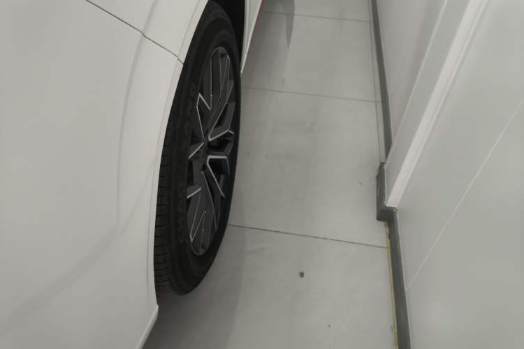 Used CHANGAN OSHAN Z6 2023 Blue Whale 2.0T Automatic Smart Drive Model Left Front Wheel Hub