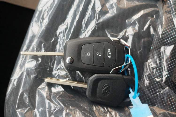 Used SAIC MAXUS Xintu V80 2024 Aotong Value Edition 6AMT Short Wheelbase Ultra-Low Roof 127 Ps 5/6 Seats
