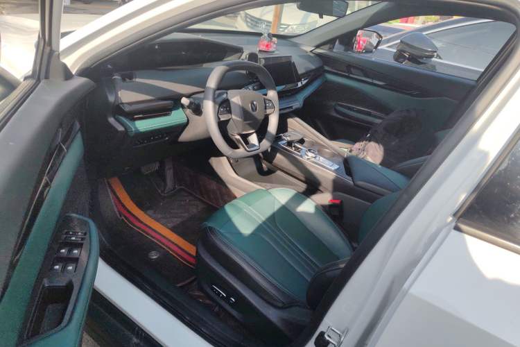 Used CHANGAN UNI-V iDD 2024 Blue Whale Smart Electric iDD 136km ZhiKu Model
