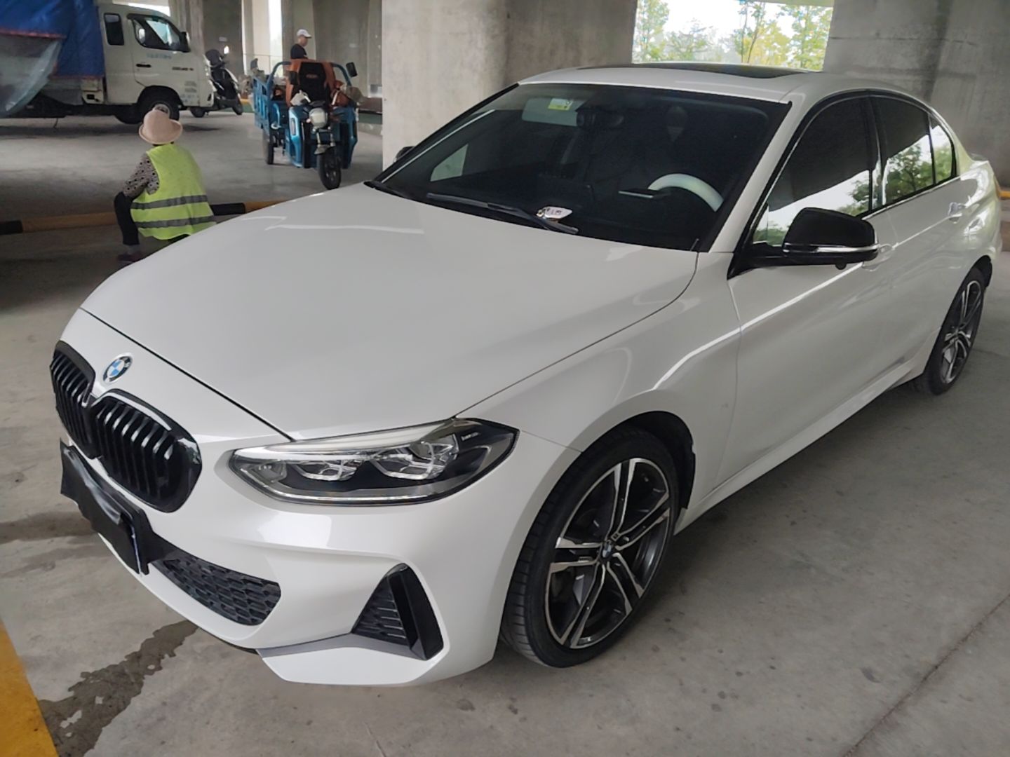 Sob a frente do carro