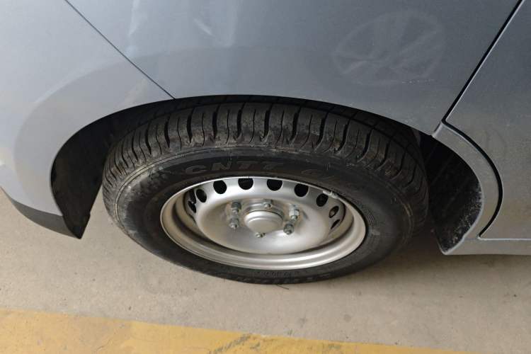 Used Wuling Yangguang 2024 300KM Comfort Version Passenger Van 75kW
