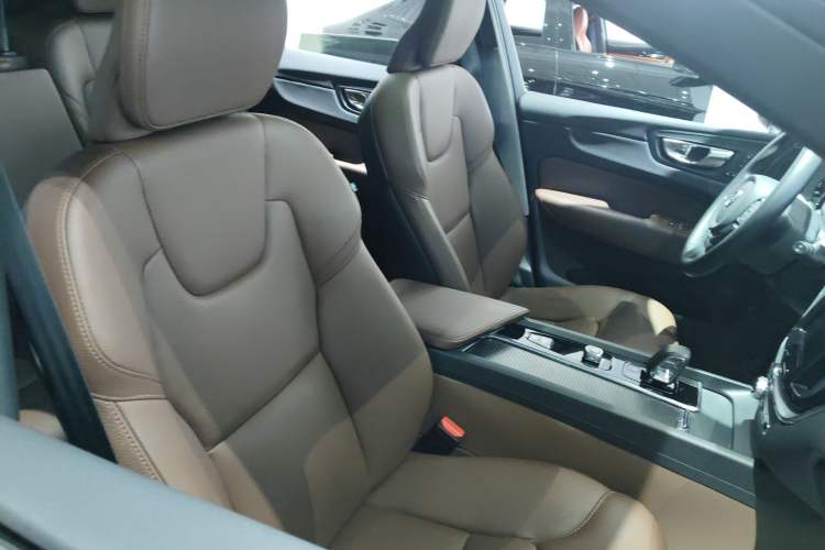 Used Volvo XC60 2025 B5 4x4 Smart Luxury Edition
