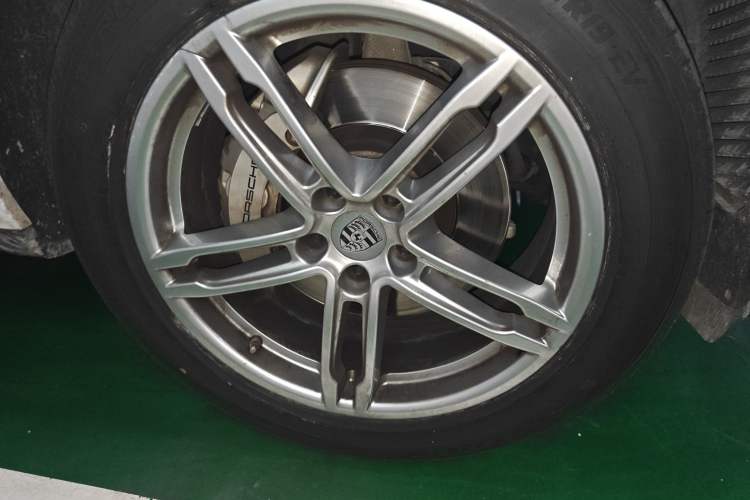 Used Porsche Macan 2017 Macan S 3.0T Right Front Wheel Hub