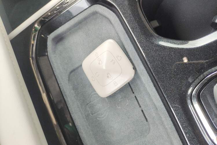 Used Zeekr 009 2024 Six-Seat Executive Version 4WD 108 kWh Vehicle Key