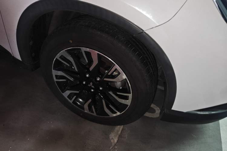 Used Mitsubishi Outlander 2019 2.4L 4x4 Zhi Xiang Edition 5 Seats China V Emission Standard