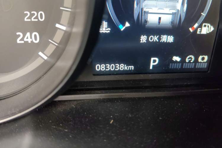 Used Land Rover Discovery Sport 2018 240 PS PURE Edition Odometer Close Up