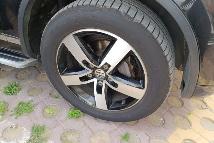 Used Volkswagen Touareg 2011 3.0 TSI Luxury Edition Right Front Wheel Hub
