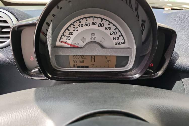 Used smart fortwo 2012 1.0 MHD Hardtop Comfort Edition Odometer Close Up