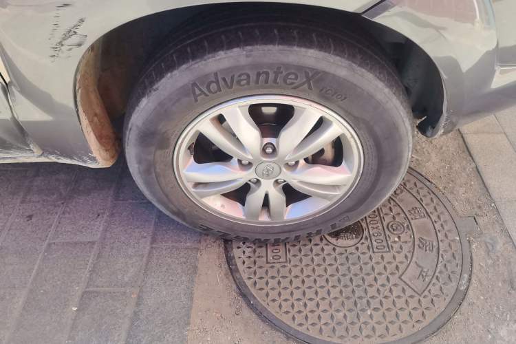 Used Hyundai Tucson 2009 2.0L Automatic Two-Wheel Drive with Sunroof Right Front Wheel Hub