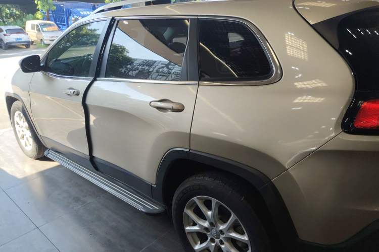 Used Jeep Cherokee 2016 2.0L Superior Edition
