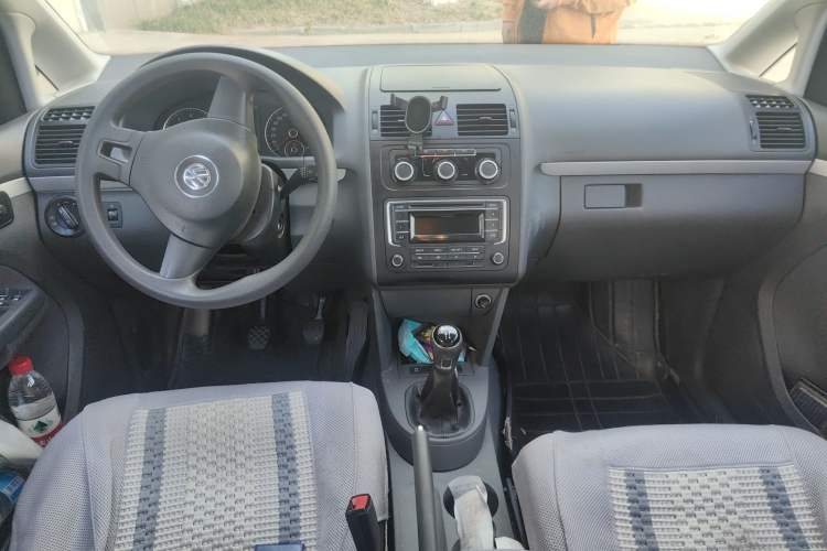 Used Volkswagen Touran 2015 1.4T Manual Fashion Edition 5-Seater Center Console