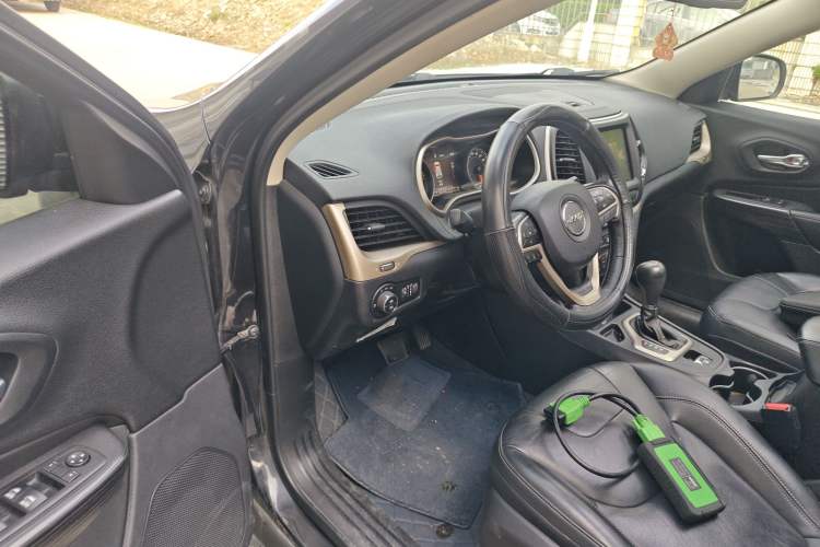 Used Jeep Cherokee 2017 2.0L Superior Edition
